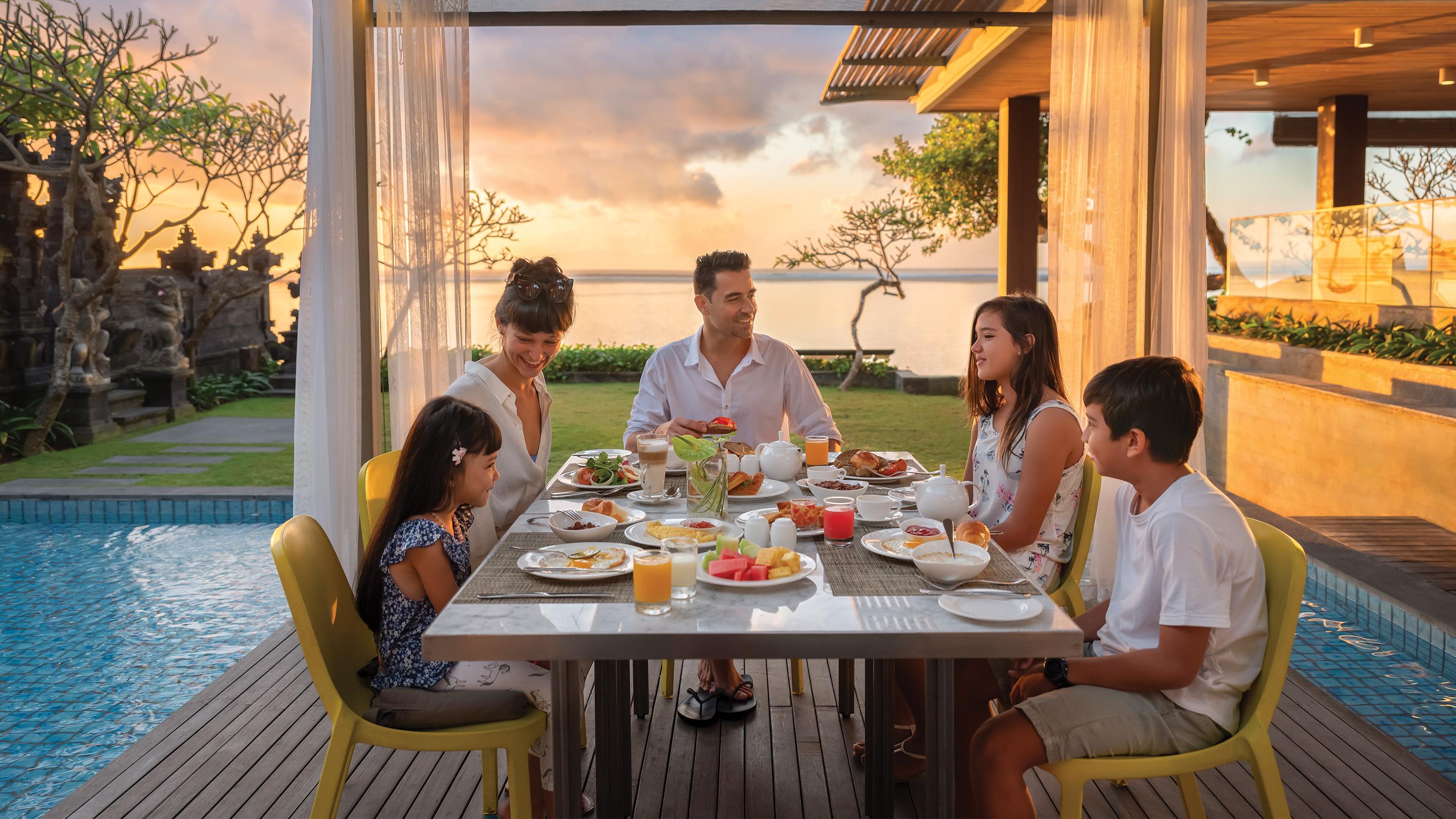 Maya Sanur Resort & Spa Exterior foto Family dining at the beach