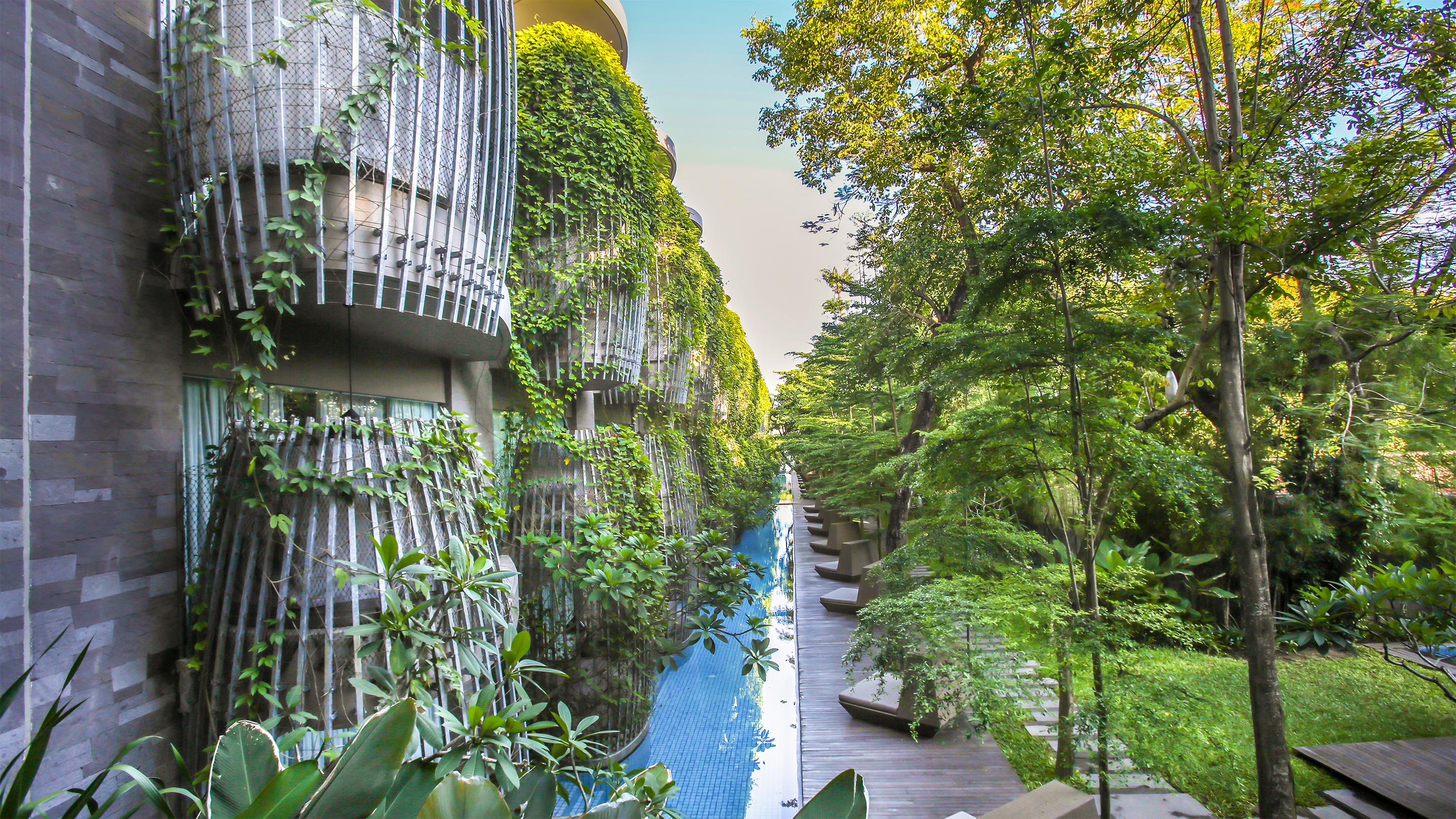 Maya Sanur Resort & Spa Exterior foto The green wall at the hotel